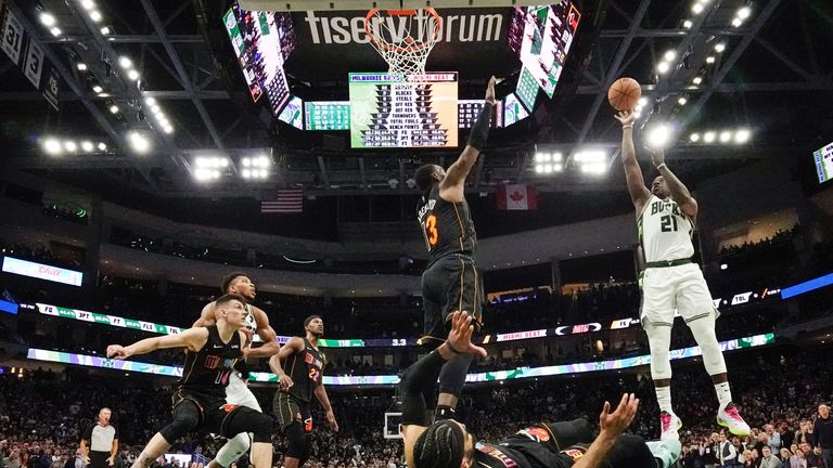 Jrue Holiday scores the game winner with under 2 seconds left of the game against Miami Heat in Week 20 of the NBA.