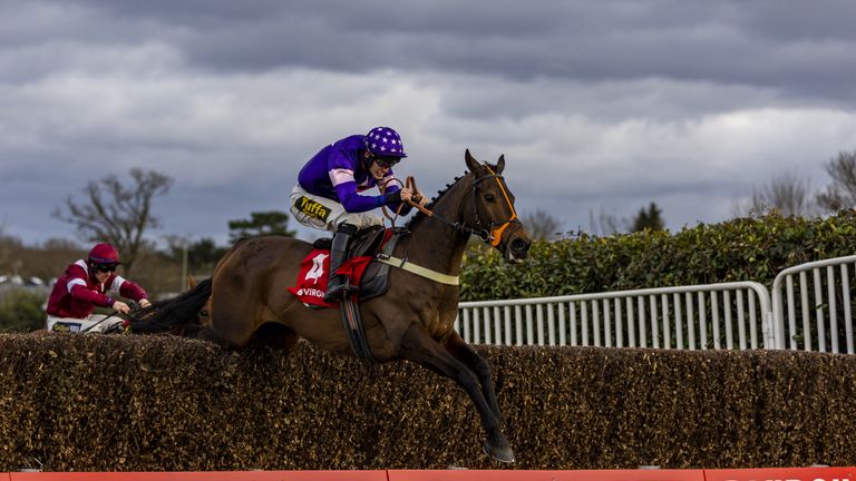 Le Milos winning at Exeter for trainer Tim Vaughan
