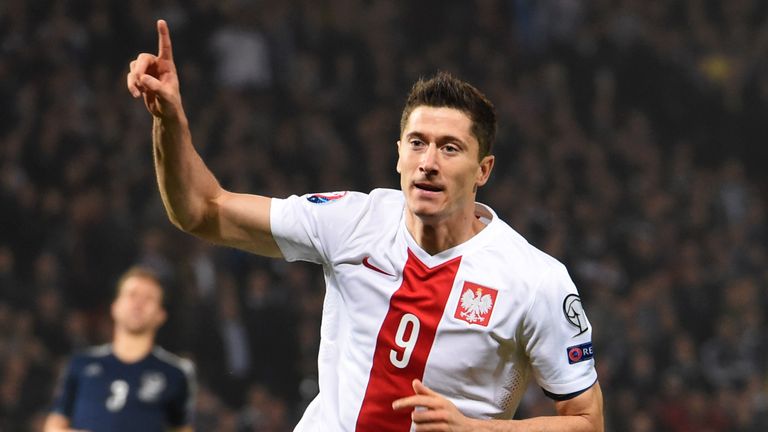 Robert Lewandowski scored as Poland drew 2-2 at Hampden Park in 2015