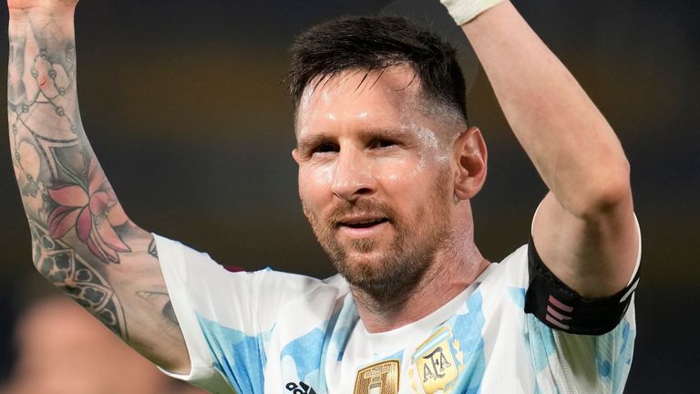 El argentino Lionel Messi celebra el tercer gol de su equipo contra Venezuela durante el partido de clasificación para la Copa Mundial de la FIFA Catar 2022, en el estadio Bombonera de Buenos Aires, Argentina, el viernes 25 de marzo de 2022.