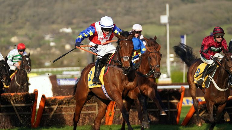 Love Envoi on his her way to victory in the Mares&#39; Novices&#39; Hurdle