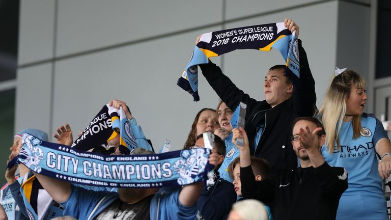 Fans de Manchester City Women avant le match de Super League féminine de la FA entre Manchester City Women et Birmingham City Ladies au stade Academy (Photo: Lynne Cameron / Sportimage)