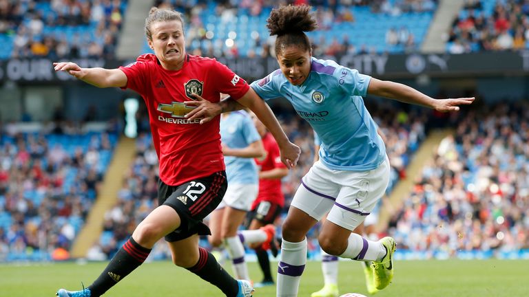 Hayley Ladd de Manchester Utd s'attaque à Demi Stokes de Manchester City lors du match de Super League féminine de la FA au stade Etihad en 2019 (Photo : Andrew Yates/Sportimage)