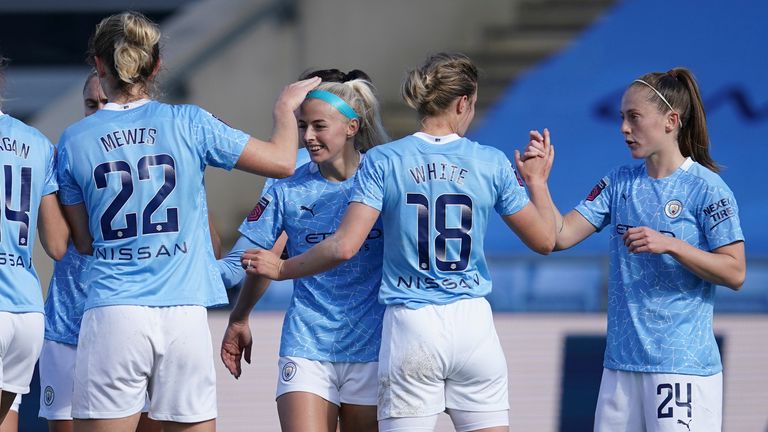 Chloe Kelly, de Manchester City, au centre gauche, célèbre le premier but de son équipe lors du match de football de la Super League féminine entre Manchester City Women et Tottenham Hotspur Women (Photo: AP Photo / Dave Thompson)