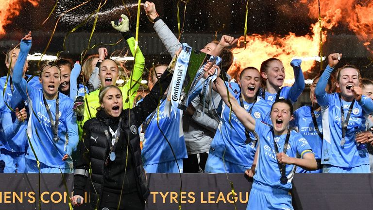 Manchester City&#39;s team players celebrate with the trophy after winning the English Women&#39;s League Cup Final football match between Chelsea and Manchester City at the Cherry Red Records Stadium in Wimbledon, south London London on March 5, 2022. (Photo by JUSTIN TALLIS / AFP) (Photo by JUSTIN TALLIS/AFP via Getty Images)