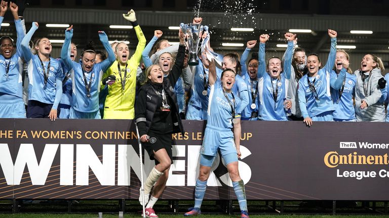 Manchester City players celebrate winning the The FA Women&#39;s Continental Tyres League Cup