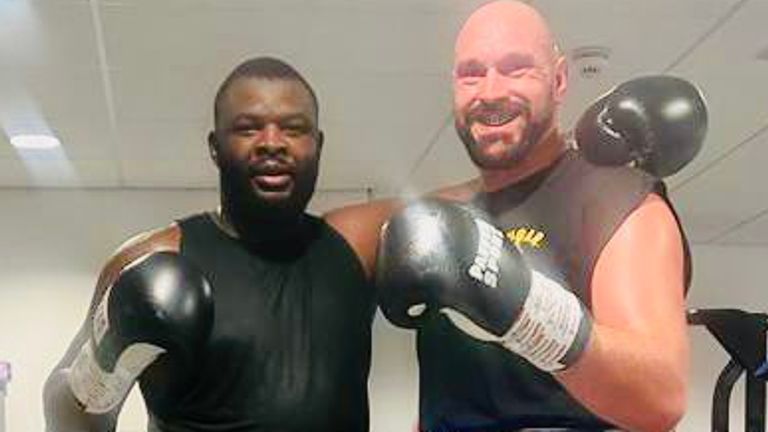 Tyson Fury (à droite) s'est entraîné avec Martin Bakole (Twitter : @MartinBakole17)