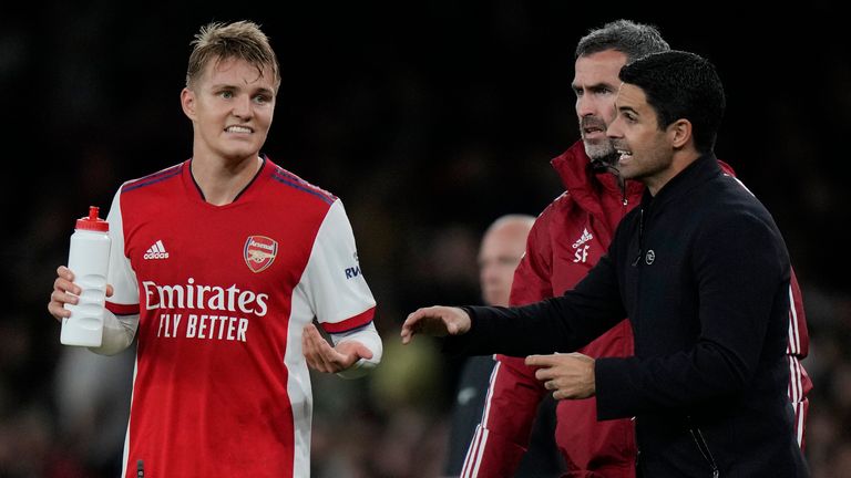 Mikel Arteta gives instructions to Martin Odegaard