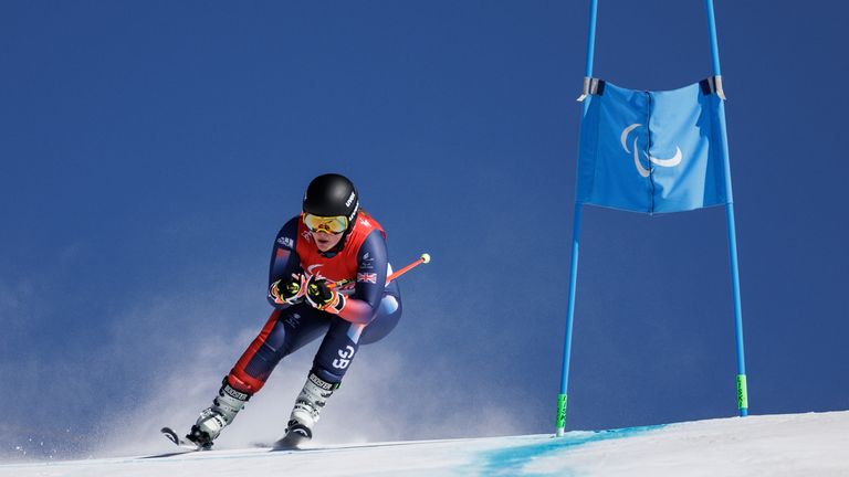 Millie Knight en acción durante el Women's Downhill Vision Impaired Para Esquí Alpino