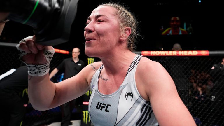 2022年3月19日，在英国伦敦O2体育馆举行的UFC搏击之夜活动中，英国的莫莉·麦肯在女子蝇量级比赛中击败了巴西的卢瓦娜·卡罗莱纳。(摄影:Chris Unger/Zuffa LLC)