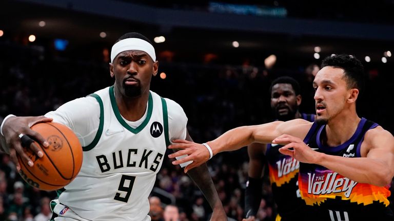 Milwaukee Bucks&#39; Bobby Portis and Phoenix Suns&#39; Landry Shamet go after a loose ball during the first half of an NBA basketball game Sunday, March 6, 2022, in Milwaukee . (AP Photo/Morry Gash)


