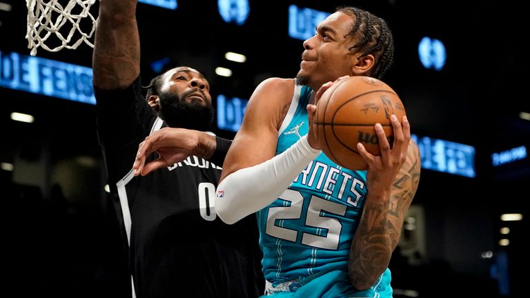 Charlotte Hornets forveti PJ Washington (25), 27 Mart 2022 Pazar günü New York'ta bir NBA basketbol maçının ilk yarısında Brooklyn Nets pivotu Andre Drummond (0)'a karşı şut çekiyor.