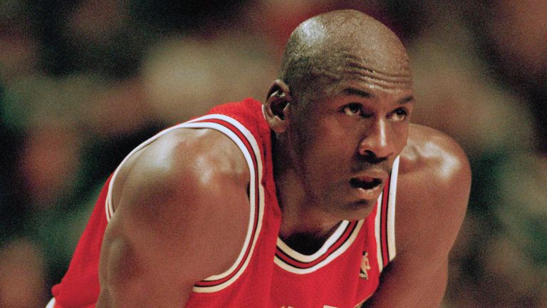 Le gardien des Chicago Bulls Michael Jordan reprend son souffle au cours du deuxième quart de son match de retour contre les Indiana Pacers, dimanche 19 mars 1995, Indianapolis, In.  Jordan a joué 43 minutes dans la défaite 103-96 en prolongation contre les Pacers.