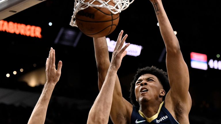 New Orleans Pelicans&#39; Trey Murphy III (25) dunks over San Antonio Spurs&#39; Zach Collins during the second half of an NBA basketball game on Friday, March 18, 2022, in San Antonio. New Orleans won 124-91. (AP Photo/Darren Abate)


