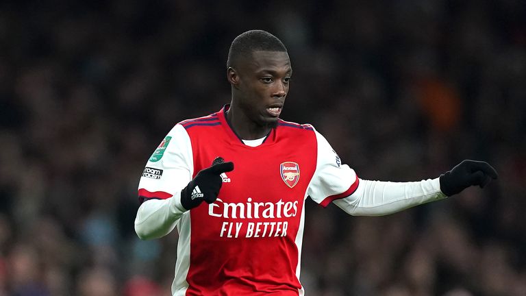 Nicolás Pepe del Arsenal en acción durante el partido de cuartos de final de la Copa Carabao en el Emirates Stadium de Londres.  Imagen fecha: martes 21 de diciembre de 2021.