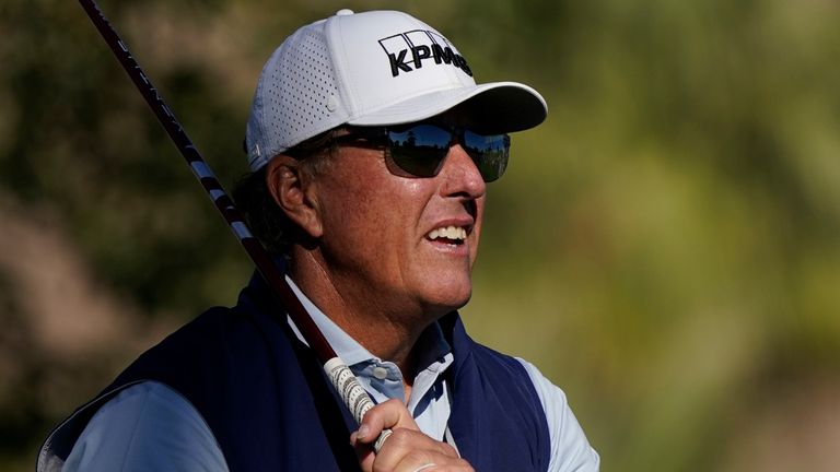   Philas Mickelsonas paprašė PGA Tour leidimo žaisti Saudo Arabijos remiamos golfo lygos atidarymo rungtynėse