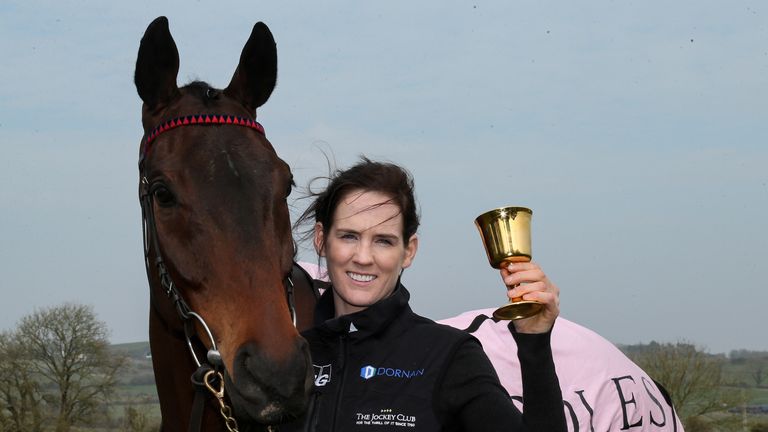 Rachael Blackmore posa con el  ganador de la Copa Oro A Plus Tard en casa en el establo Knockeen de Henry de Bromhead