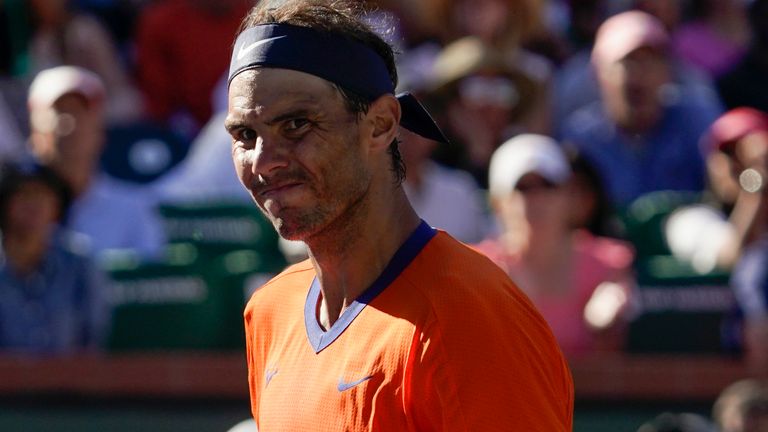 Rafael Nadal, de España, reacciona después de ganar un partido contra Sebastian Korda en el torneo de tenis BNP Paribas Open el sábado 12 de marzo de 2022 en Indian Wells, California (AP Photo/Mark J. Terrill)