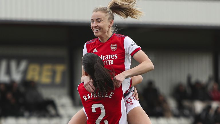 Rafaelle Souza (abajo) del Arsenal celebra marcar el primer gol del partido de su equipo con su compañera de equipo Leah Williamson