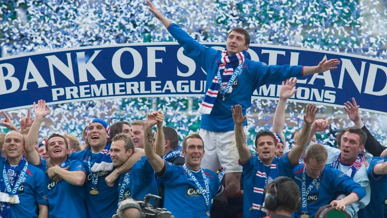 22/05/05 SPL.HIBS v RANGERS (0-1).EASTER ROAD - EDINBURGH.The Rangers team celebrate winning the Bank of Scotland Premierleague.