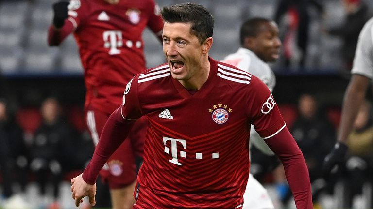 Robert Lewandowski celebrates scoring Bayern&#39;s first goal of the game (Sven Hoppe/picture-alliance/dpa/AP Images)