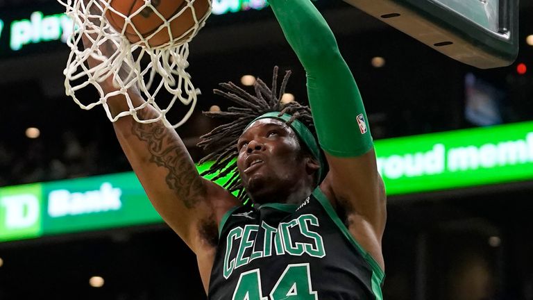 El centro de los Boston Celtics, Robert Williams III, clava el balón contra los Minnesota Timberwolves.