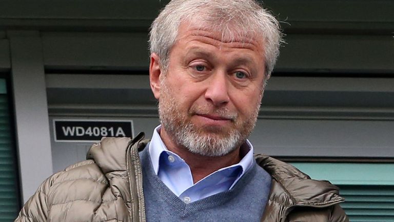 Chelsea viendo a Roman Abramovich durante el partido de la Premier League de 2017 en Stamford Bridge (Imagen: David Klein / Sportimage)