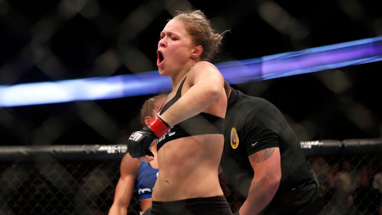 Ronda Rousey est une ancienne combattante de l'UFC avant de s'inscrire à la WWE