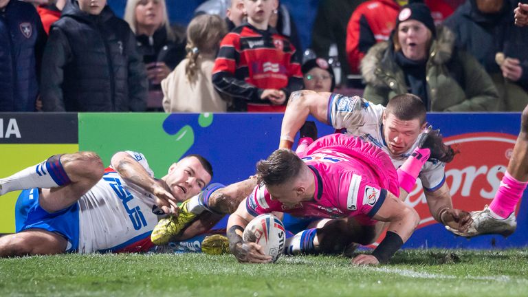 Highlights of the Betfred Super League match between Wakefield Trinity and Leeds Rhinos. 