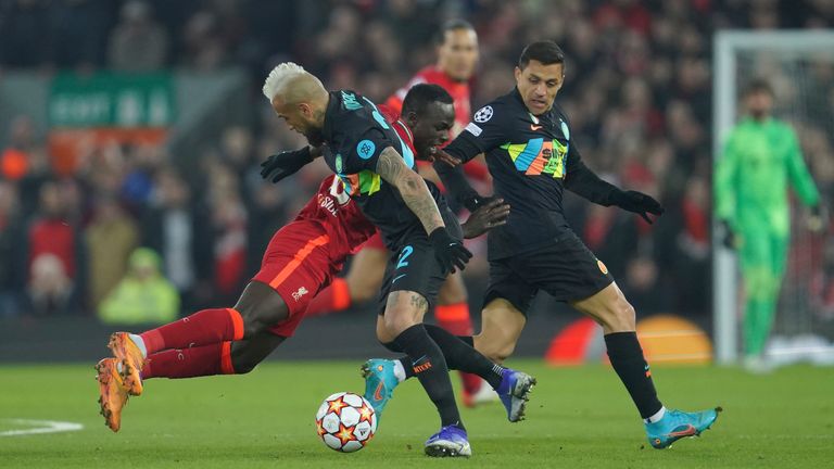 Liverpool&#39;s Sadio Mane is challenged by Inter&#39;s Arturo Vidal and Alexis Sanchez (AP)