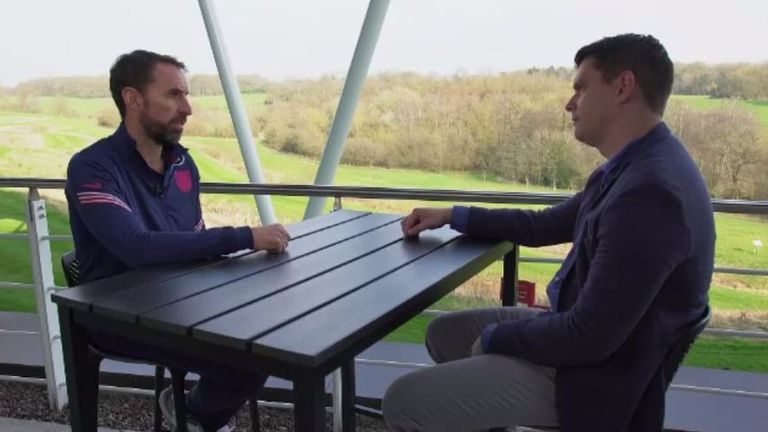 Engeland baas Gareth Southgate praat met Sky Sports' Pat Davison