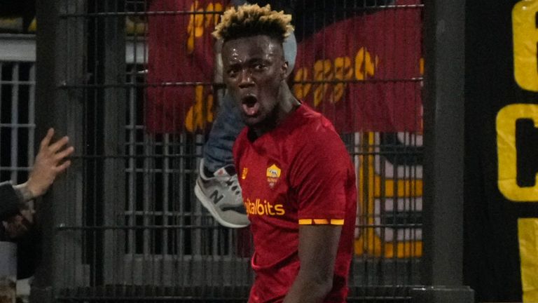 Tammy Abraham scores late to put Roma through