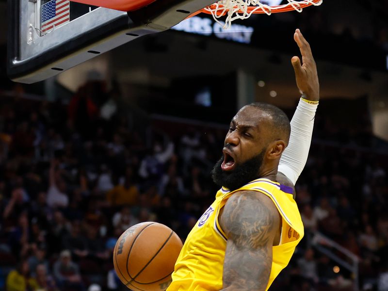 LeBron James throws down HUGE dunk on Kevin Love!, NBA News