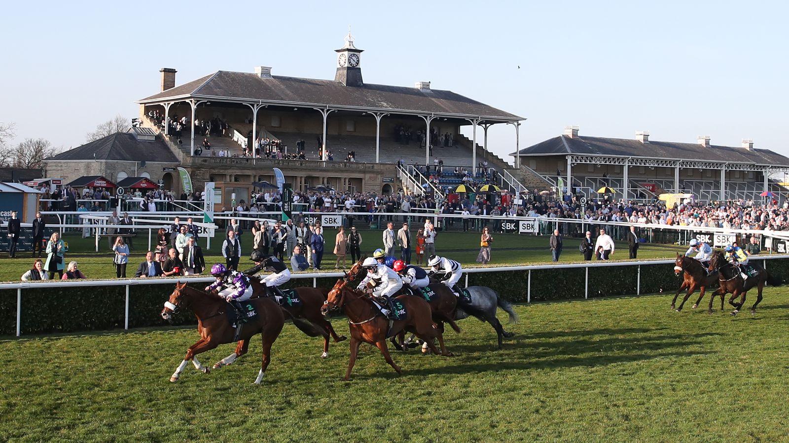 Actualizaciones de St Leger: tarjeta de nueve carreras mientras Doncaster rinde homenaje a la Reina