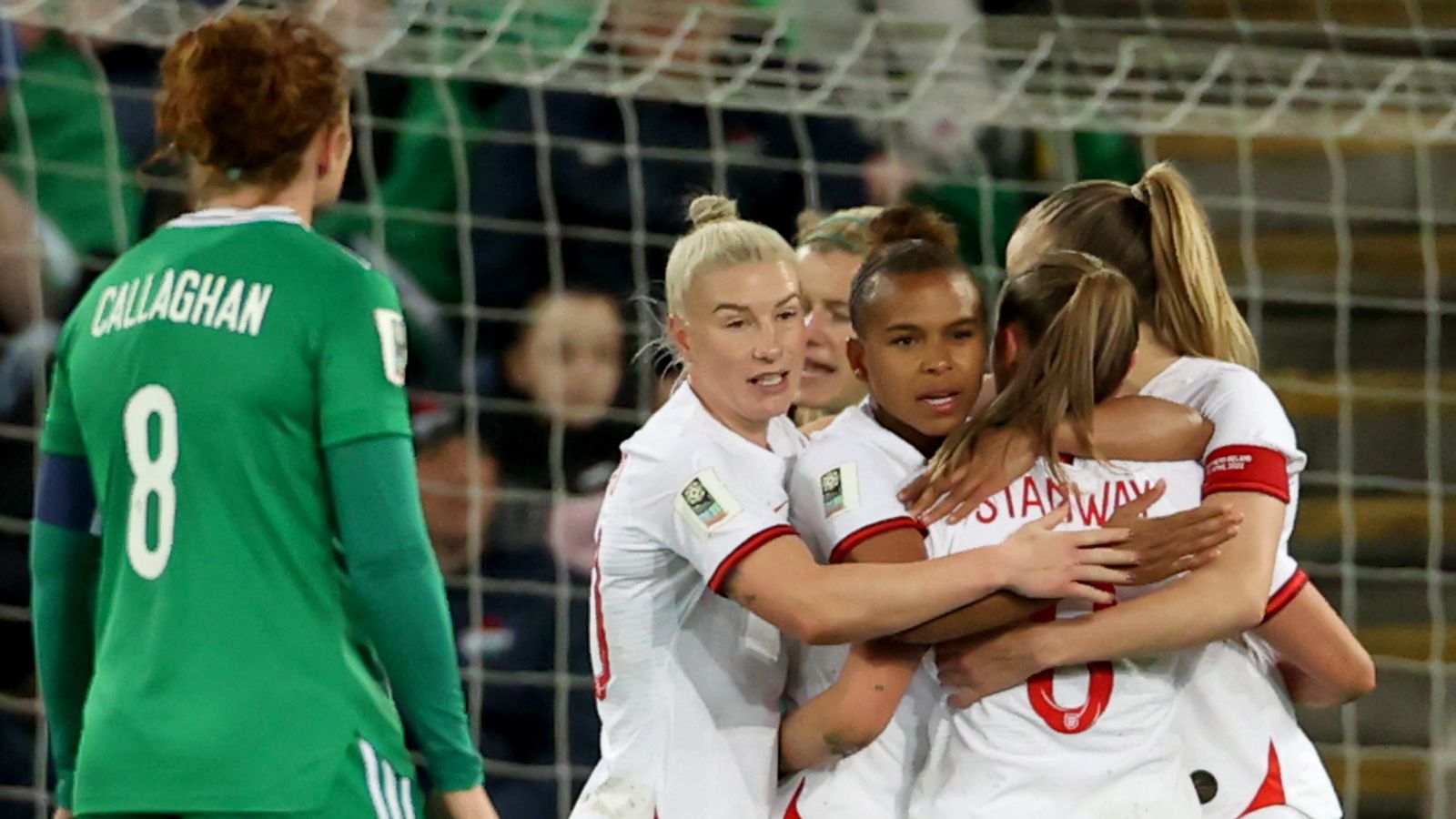북아일랜드 (여자) 0-5 잉글랜드 (여자): 조지아 스탠웨이와 로렌 헴프가 월드컵 예선에서 두 번 득점 |  축구 뉴스