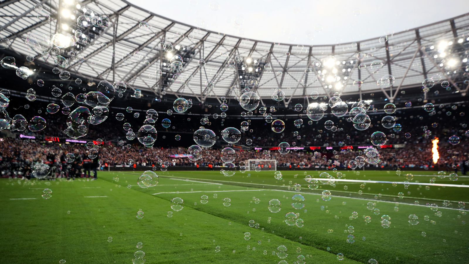 West Ham untersucht mutmaßlichen Angriff auf zwei deutsche Kommentatoren im Halbfinale der Frankfurter Europa League |  Fußball Nachrichten