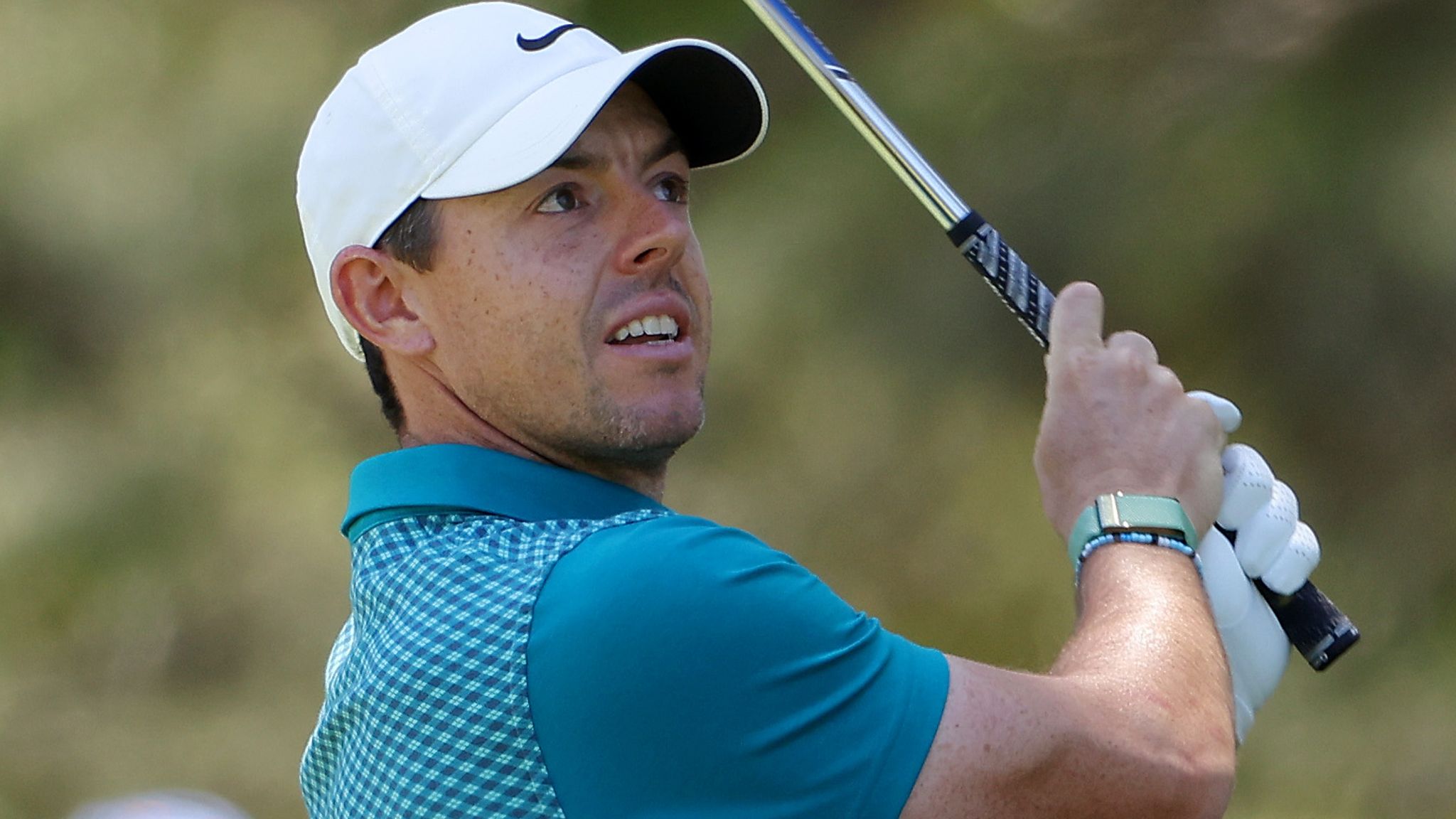 What do Rory McIlroy and Justin Thomas wear on their arms?