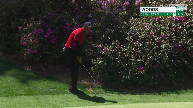 Beobachten Sie den Linksschuss von Tiger Woods aus den Büschen, als er versucht, am 13. ein Birdie zu machen.