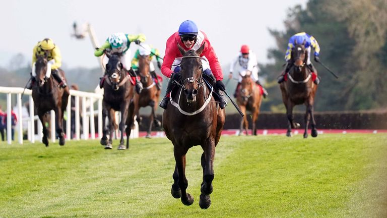 Allaho montado por el jockey Paul Townend en su camino a ganar la Copa de Oro Ladbrokes Punchestown