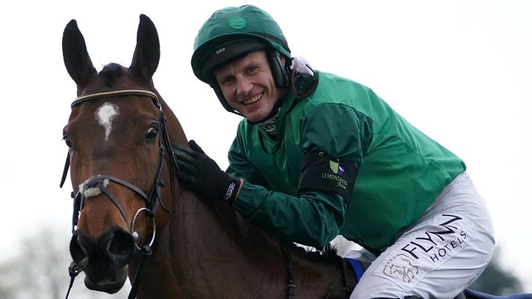 Paul Townend celebra ganar el Barberstown Castle Novice Chase on Blue Lord el tercer día del Festival Punchestown en el hipódromo de Punchestown en el condado de Kildare, Irlanda.  Imagen fecha: jueves 28 de abril de 2022.