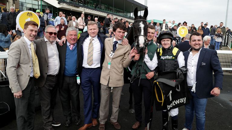 Earlofthecotswolds with jockey Liam Keniry and connections after winning the Betway All-Weather Marathon Championships Conditions Stakes