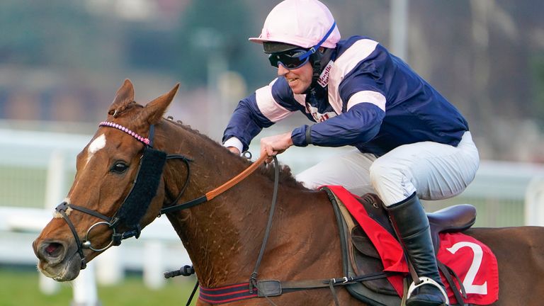 Major Charlie O'Shea riding Rolling Dylan cat Sandown