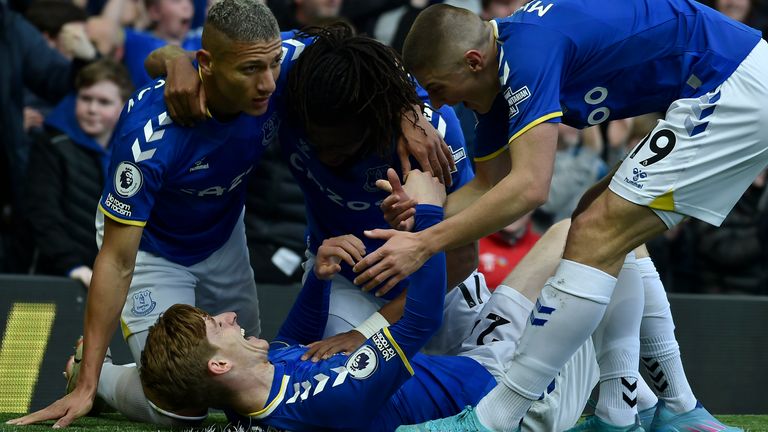 Anthony Gordon celebrates with team-mates after scoring for Everton vs Man Utd