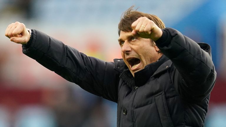 Antonio Conte celebra la victoria 4-0 del Tottenham sobre el Aston Villa