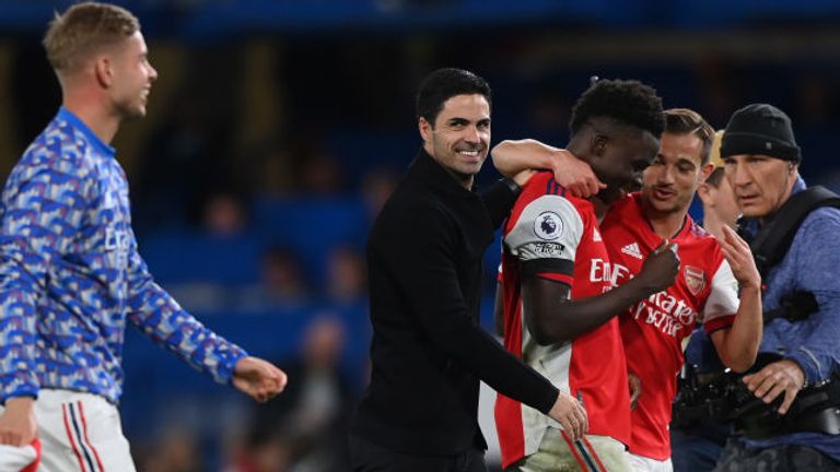 Mikel Arteta celebrates with his players after Arsenal&#39;s 4-2 win at Chelsea