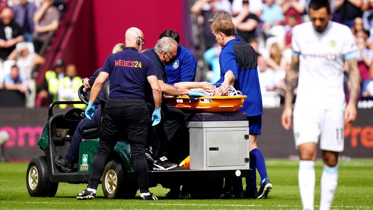 Hráč Burnley Ashley Westwood po ťažkom zranení odchádza z ihriska na nosidlách
