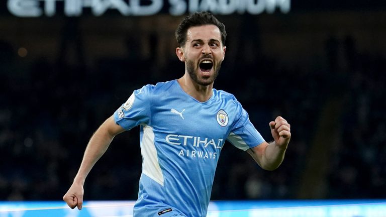 Bernardo Silva comemora (à direita) o golo da sua equipa