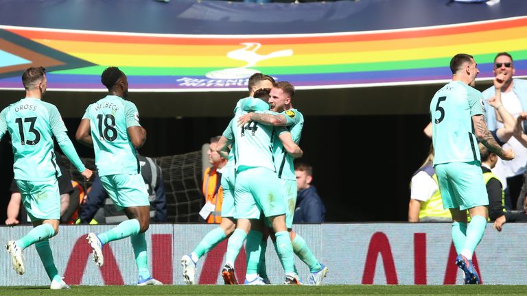 Brighton players celebrates Leandro Trossard&#39;s 90th-minute winner