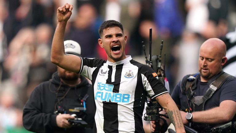 El ganador del partido, Bruno Guimarães, celebra la reciente victoria de Newcastle por 2-1 sobre Leicester City