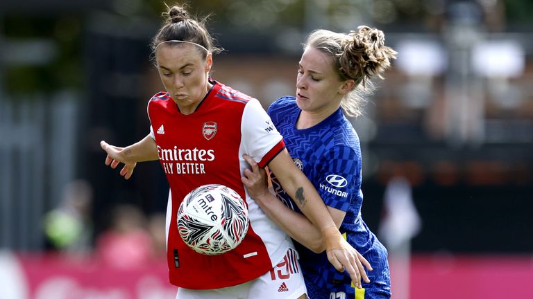 Arsenal & # 39 ;s Caitlin Foord (left) and Chelsea & # 39 ;s Niamh Charles battle for the ball 